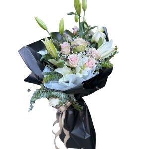 Lilyum ve renkli güller ile hazırlanmış okaliptuslarla renklendirilmiştir